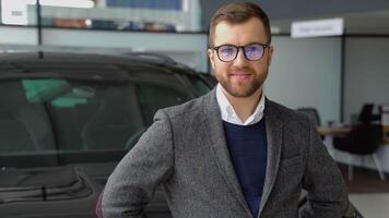 retrato do uma à moda homem dentro uma carro concessionária video