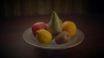 colorida fresco orgânico cru fruta lanche Comida em de madeira mesa video