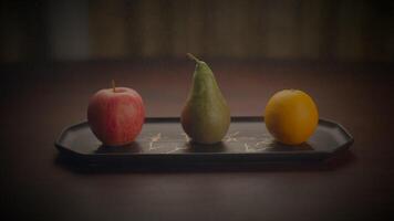 coloré Frais biologique brut fruit casse-croûte nourriture sur en bois table video