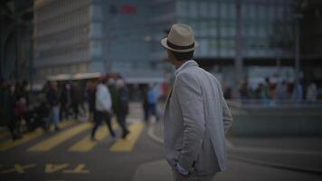 urbano estilo de vida retrato do feliz masculino pessoa desfrutando cidade vida lado de fora video