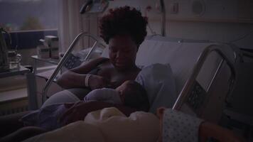 jong Afrikaanse moeder aan het liegen in ziekenhuis bed Holding pasgeboren baby na geboorte video