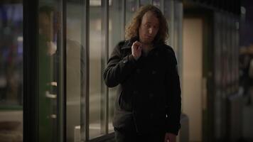 Mann mit lange lockig Haar pendeln Innerhalb Zug Bahnhof Aufpassen Menschen video