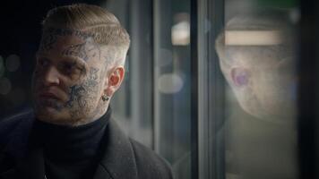 einschüchternd Einzelgänger Rebell Mann mit Kopf und Gesicht Tätowierungen im provozieren Stil video