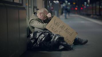 depressief werkloos senior dakloos bedelaar wezen arm na baan verlies video