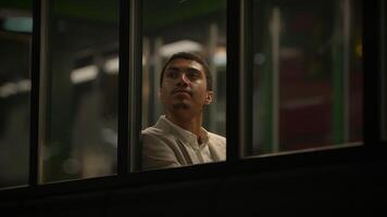Jeune homme attendre seul à train station Plate-forme à nuit video