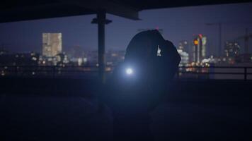 ängstlich jung Frau halten Taschenlampe draußen im dunkel Nacht video