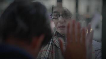 traurig Mutter Sprichwort Auf Wiedersehen zu Sohn beim Zug Bahnhof Stehen hinter Fenster Glas video