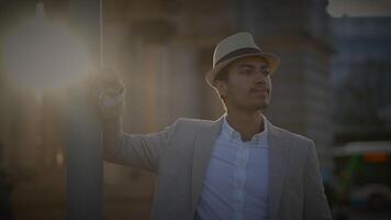 modisch jung gut aussehend Mann tragen ein Hut und beiläufig Kleider im das Stadt video