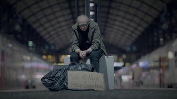 Arm obdachlos Mann finden gebrochen Spiegel Denken Über das Vergangenheit und Zukunft video