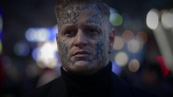 non conventionnel Jeune homme couvert dans tatouages et foncé noir vêtements video