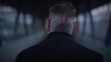 intimidatorio anticonformista ribelle uomo con testa e viso tatuaggi nel provocante stile video