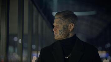 intimidant Maverick rebelle homme avec tête et visage tatouages dans provoquant style video