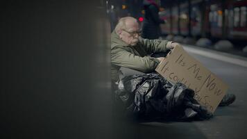 déprimé sans emploi Sénior sans abri mendiant étant pauvres après emploi perte video