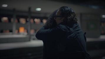 Paar streiten reden wütend beim Zug Bahnhof beim Nacht video