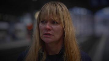 blond femme parlant en colère sur mobile téléphone à gare argumenter video