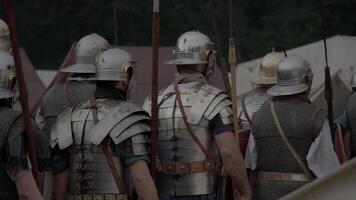 grupo de épico ejércitos tropa de histórico gladiadores en uniforme yendo a guerra video