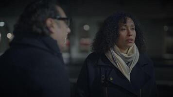 par argumenterar talande arg på tåg station på natt video