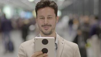 affärsman nätverkande på mobil läsplatta enhet i de stad video