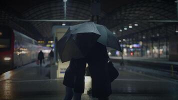 couple argumenter parlant en colère à train station à nuit video