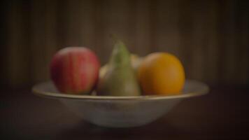 vistoso Fresco orgánico crudo Fruta bocadillo comida en de madera mesa video