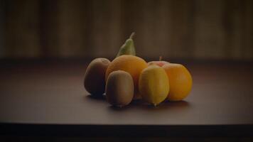 geassorteerd fruit Aan houten tafel, natuurlijk voedingsmiddelen en plantaardig ingrediënten video