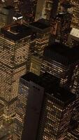vertikal av modern urban stad hög stiga byggnader verklig egendom video