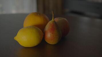 colorato fresco salutare frutta mescolare merenda in piedi su di legno tavolo nel vivente camera video