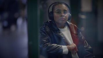 Jeune élégant femme portant écouteurs écoute la musique faire la navette video