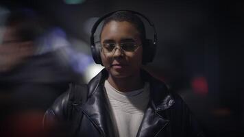 jung stilvoll Frau tragen Kopfhörer Hören Musik- pendeln video