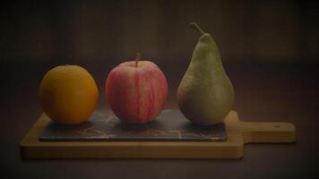 kleurrijk vers biologisch rauw fruit tussendoortje voedsel Aan houten tafel video