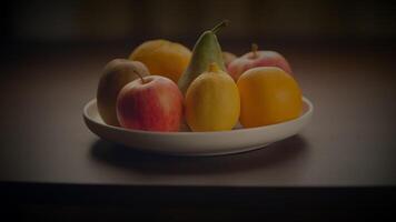 kleurrijk vers biologisch rauw fruit tussendoortje voedsel Aan houten tafel video