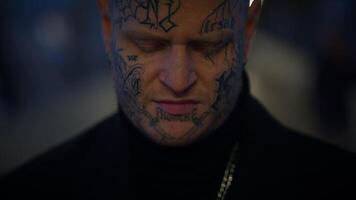 búsqueda de atención tatuado masculino persona en pie en urbano ciudad calle video