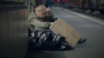 anziano senza casa uomo sofferenza a partire dal povertà guardare per Aiuto a treno stazione video