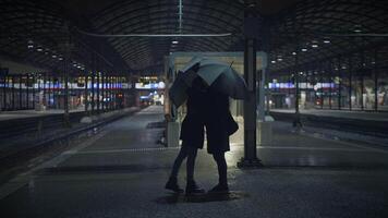 couple argumenter parlant en colère à train station à nuit video