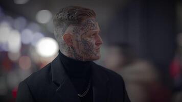uppmärksamhetssökande tatuerade manlig person stående på urban stad gata video