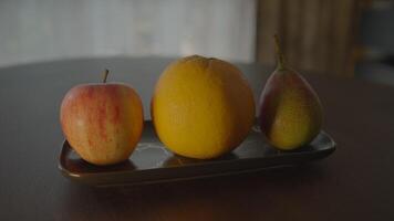 biologique Orange Pomme poire des fruits nourriture nutrition avec vitamines Contexte video