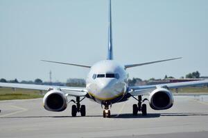 Varsovia Polonia. junio 8, 2018. Chopin aeropuerto en varsovia avión a el aeropuerto después aterrizaje. foto