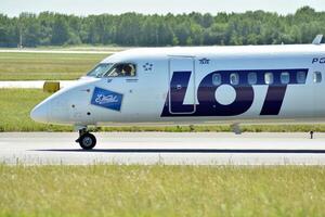 Varsovia Polonia. junio 8, 2018. Chopin aeropuerto en varsovia avión a el aeropuerto después aterrizaje. foto