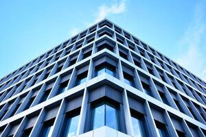 vaso edificio con transparente fachada de el edificio y azul cielo. estructural vaso pared reflejando azul cielo. resumen moderno arquitectura fragmento. contemporáneo arquitectónico antecedentes. foto