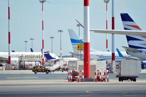 Varsovia Polonia. junio 8, 2018. Chopin aeropuerto en varsovia avión a el aeropuerto después aterrizaje. foto