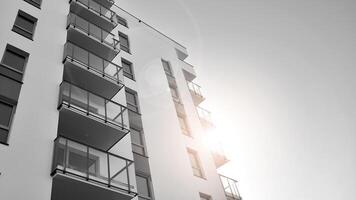 fragmento de el del edificio fachada con ventanas y balcones moderno Departamento edificios en un soleado día. fachada de un moderno residencial edificio. negro y blanco. foto