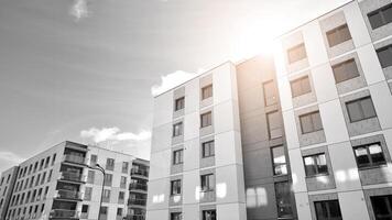 fragmento de el del edificio fachada con ventanas y balcones moderno Departamento edificios en un soleado día. fachada de un moderno residencial edificio. negro y blanco. foto