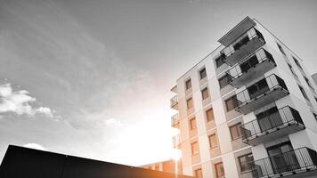 fragmento de el del edificio fachada con ventanas y balcones moderno Departamento edificios en un soleado día. fachada de un moderno residencial edificio. negro y blanco. foto