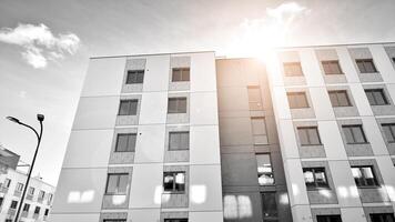 fragmento de el del edificio fachada con ventanas y balcones moderno Departamento edificios en un soleado día. fachada de un moderno residencial edificio. negro y blanco. foto