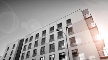 fragmento de el del edificio fachada con ventanas y balcones moderno Departamento edificios en un soleado día. fachada de un moderno residencial edificio. negro y blanco. foto