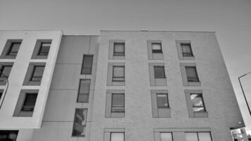 fragmento de el del edificio fachada con ventanas y balcones moderno Departamento edificios en un soleado día. fachada de un moderno residencial edificio. negro y blanco. foto