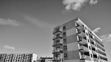 fragmento de el del edificio fachada con ventanas y balcones moderno Departamento edificios en un soleado día. fachada de un moderno residencial edificio. negro y blanco. foto