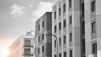 fragmento de el del edificio fachada con ventanas y balcones moderno Departamento edificios en un soleado día. fachada de un moderno residencial edificio. negro y blanco. foto