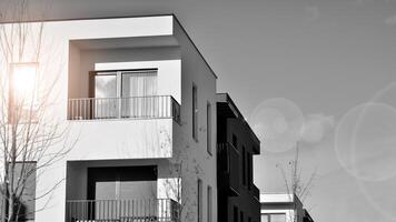 fragmento de el del edificio fachada con ventanas y balcones moderno Departamento edificios en un soleado día. fachada de un moderno residencial edificio. negro y blanco. foto