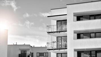 fragmento de el del edificio fachada con ventanas y balcones moderno Departamento edificios en un soleado día. fachada de un moderno residencial edificio. negro y blanco. foto